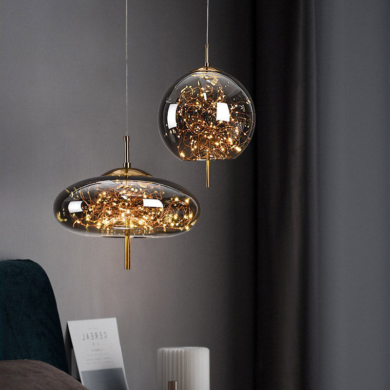 Suspension LED design AstraGlow moderne pour salon. Éclairage contemporain décoratif.