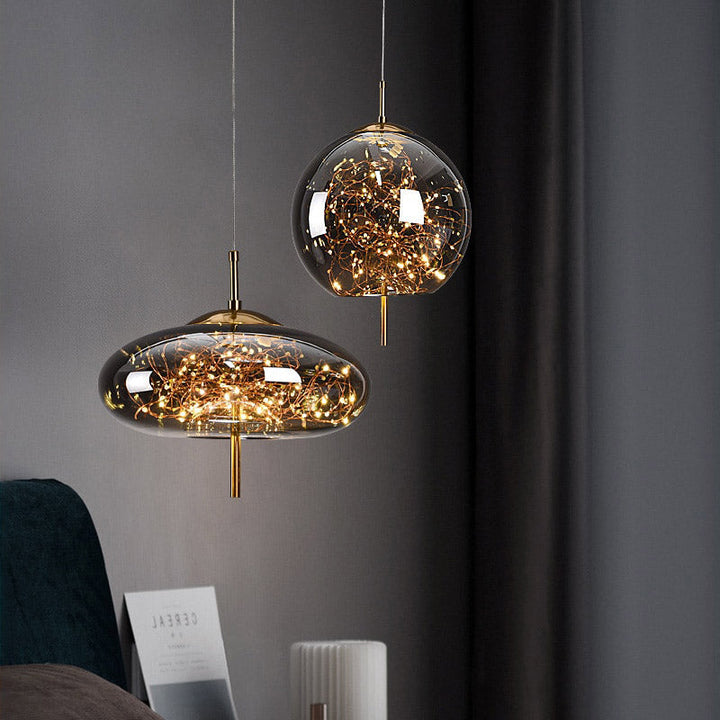 Suspension LED design AstraGlow moderne pour salon. Éclairage contemporain décoratif.