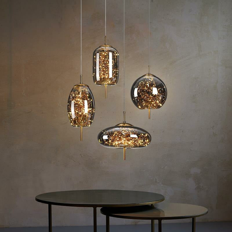 Suspension LED AstraGlow, design moderne et élégant pour ambiance lumineuse personnalisable.