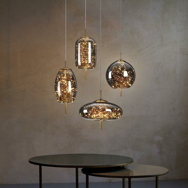 Suspension LED AstraGlow, design moderne et élégant pour ambiance lumineuse personnalisable.