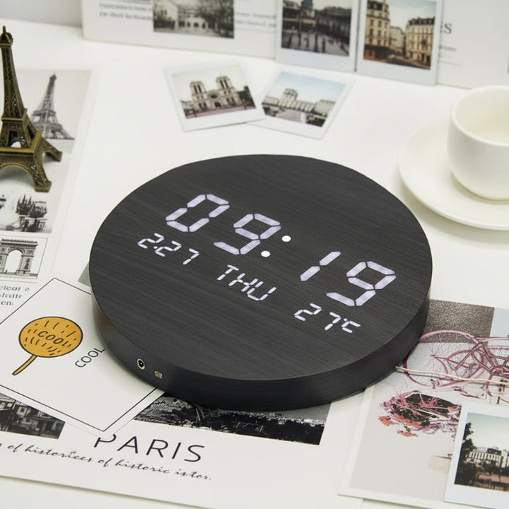 Horloge murale numérique scandinave moderne pour salon, design minimaliste noir, affichage LED clair et précis.