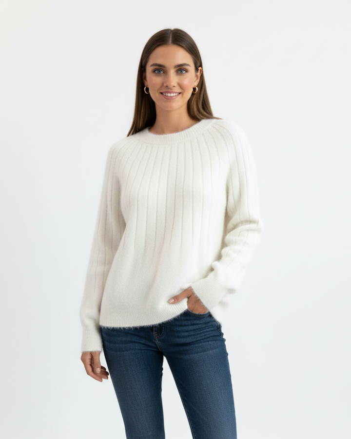 Pull hiver femme basique et confortable, essentiel pour affronter la saison froide avec style féminin.