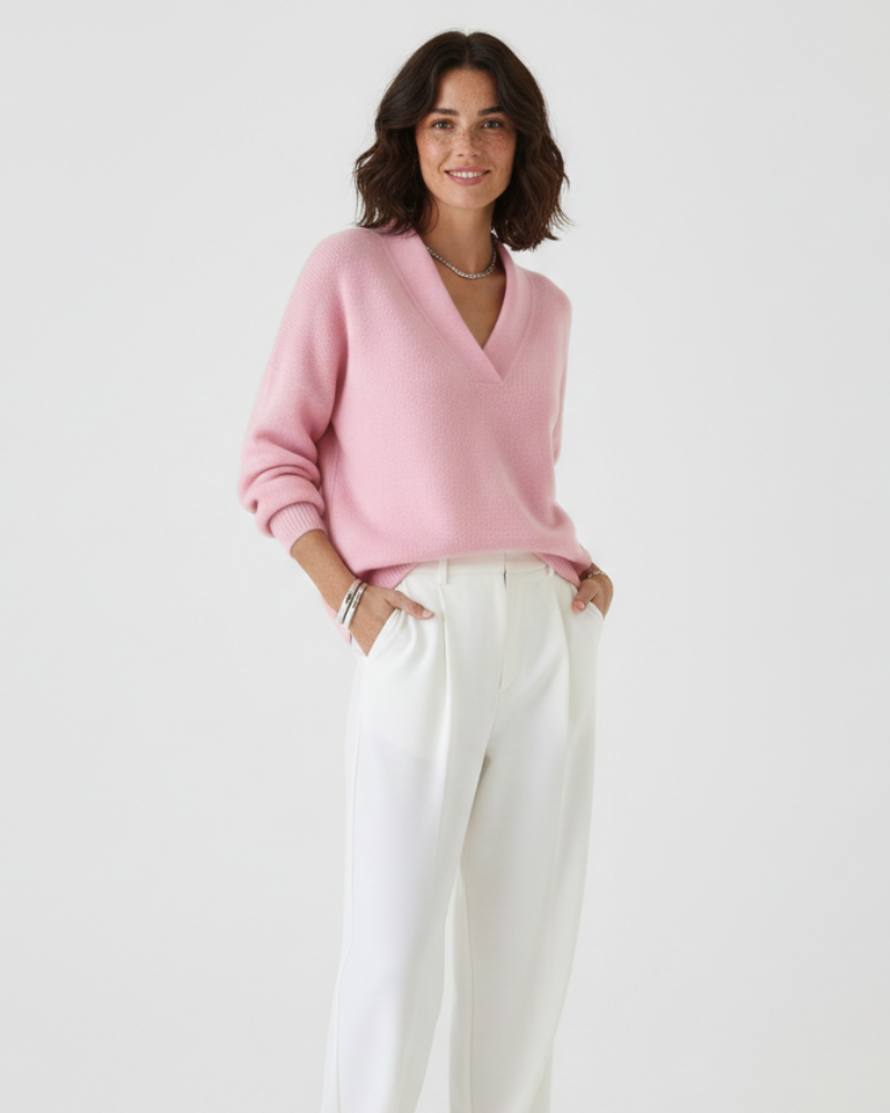Pull femme élégant à col V doux et confortable pour un style quotidien polyvalent, idéal automne hiver.