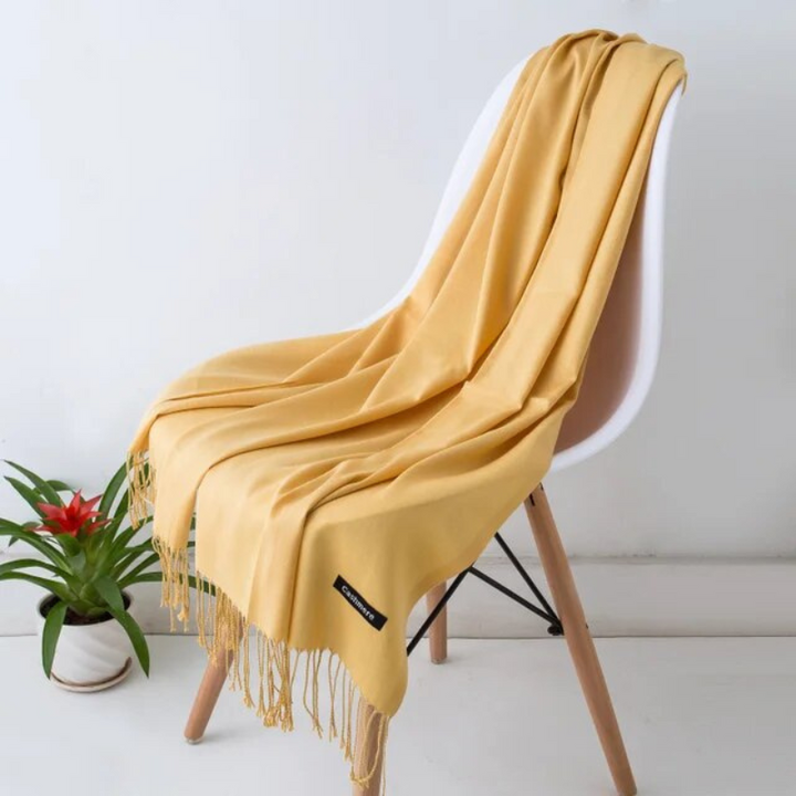 Écharpe grand format en cachemire, un must pour l'automne-hiver. Élégance et chaleur enveloppante.