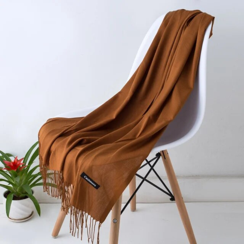 Écharpe de luxe pour femme, cachemire pur, douceur et chaleur. Accessoire mode automne-hiver.