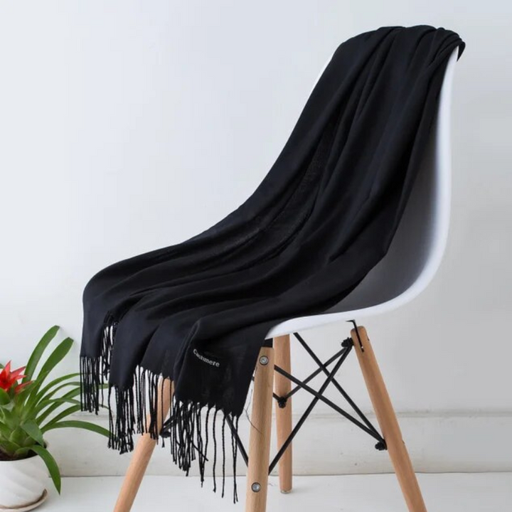 Foulard cachemire femme, élégance intemporelle pour l'hiver. Grand et confortable, un essentiel.