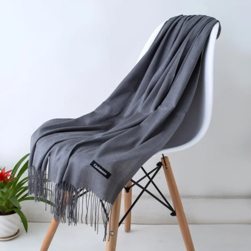 Écharpe tendance pour femme, en cachemire de luxe. Parfaite pour rester chic et au chaud.