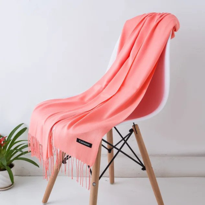Écharpe femme: chaleur et confort en cachemire pour l'hiver. Grand foulard chic et intemporel.