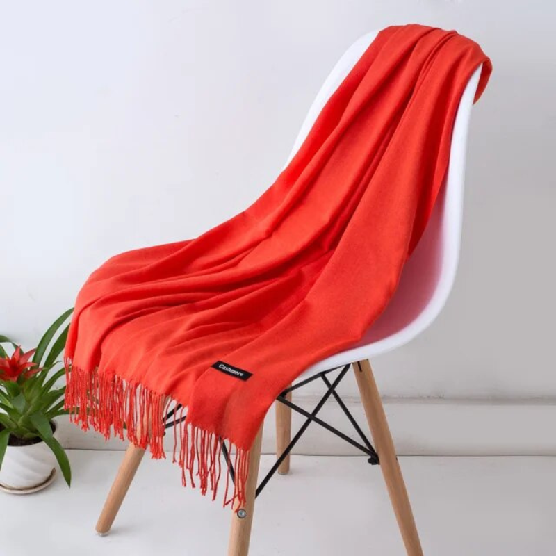Écharpe de luxe pour femme en cachemire. Un accessoire mode qui apporte chaleur et élégance.