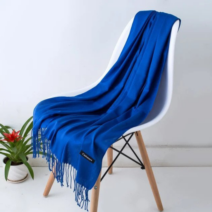 Écharpe femme cachemire, un accessoire mode essentiel. Chaleur et élégance pour toutes occasions.