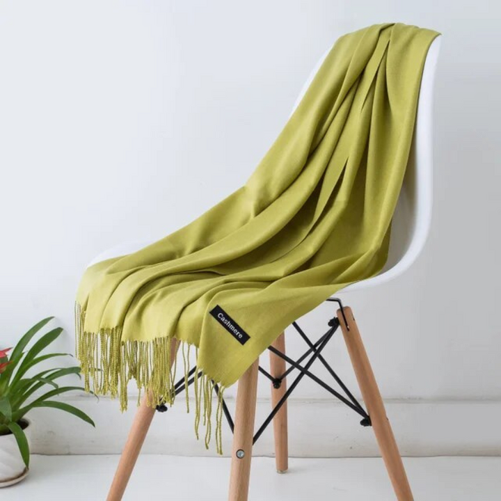 Écharpe femme cachemire, un cadeau idéal. Chaleur et élégance pour la saison froide.