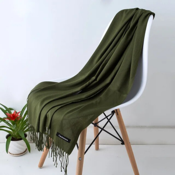 Accessoire mode femme: écharpe en cachemire, grand foulard doux et luxueux pour l'hiver.