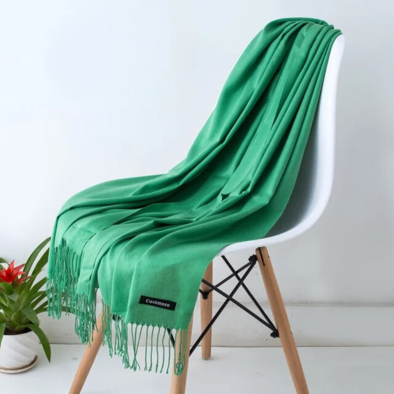 Écharpe femme élégante en cachemire pour l'automne. Chaleur et confort avec une touche de luxe.