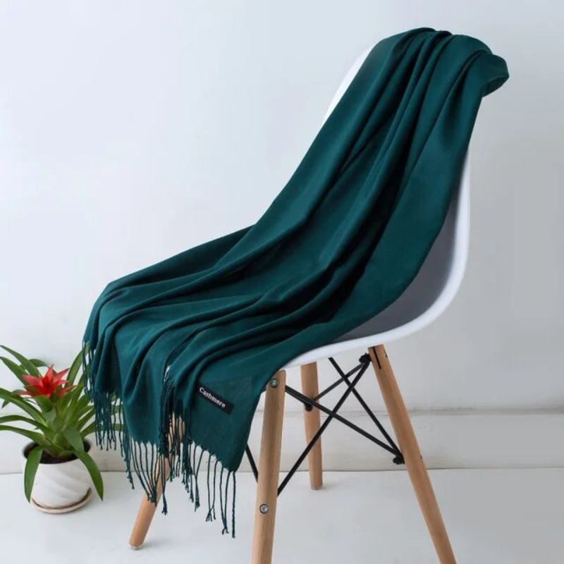 Grand foulard cachemire femme. Accessoire mode hiver, doux, chaud et intemporellement chic.