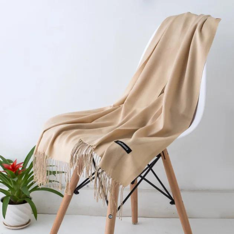 Écharpe femme luxe en cachemire, douce et élégante pour l'automne-hiver. Chaleur et confort assurés.