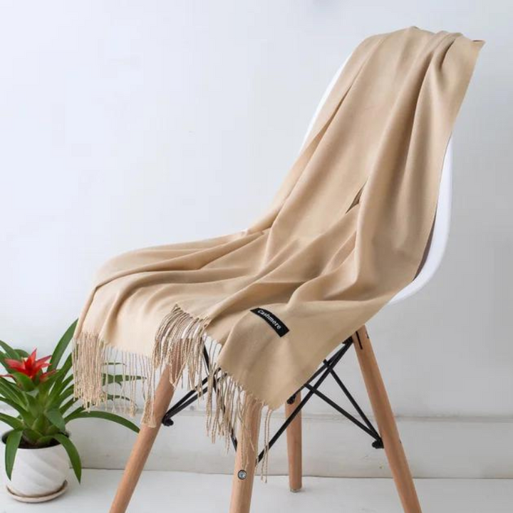 Écharpe femme luxe en cachemire, douce et élégante pour l'automne-hiver. Chaleur et confort assurés.