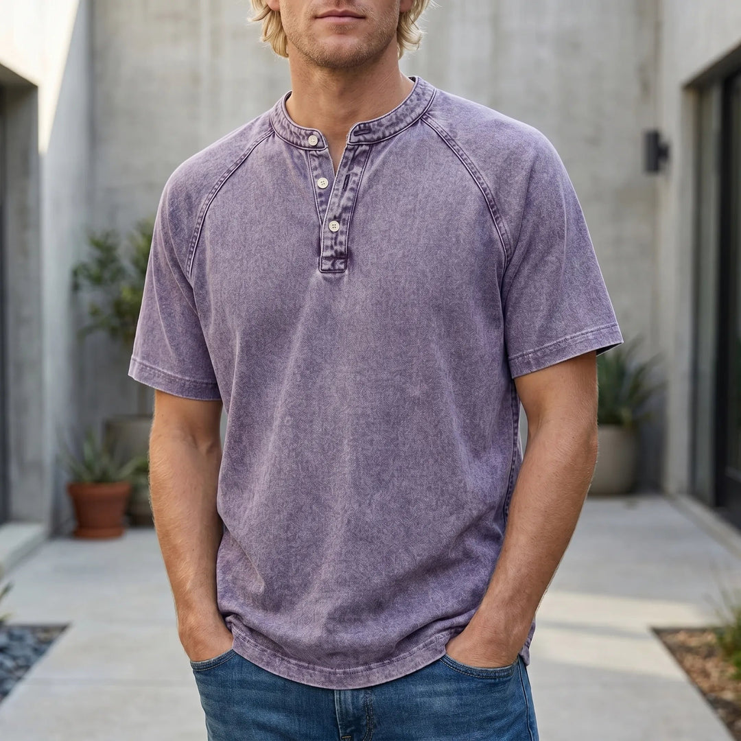 T-shirt Henley homme à manches courtes, col boutonné. Style décontracté et moderne pour l'été.
