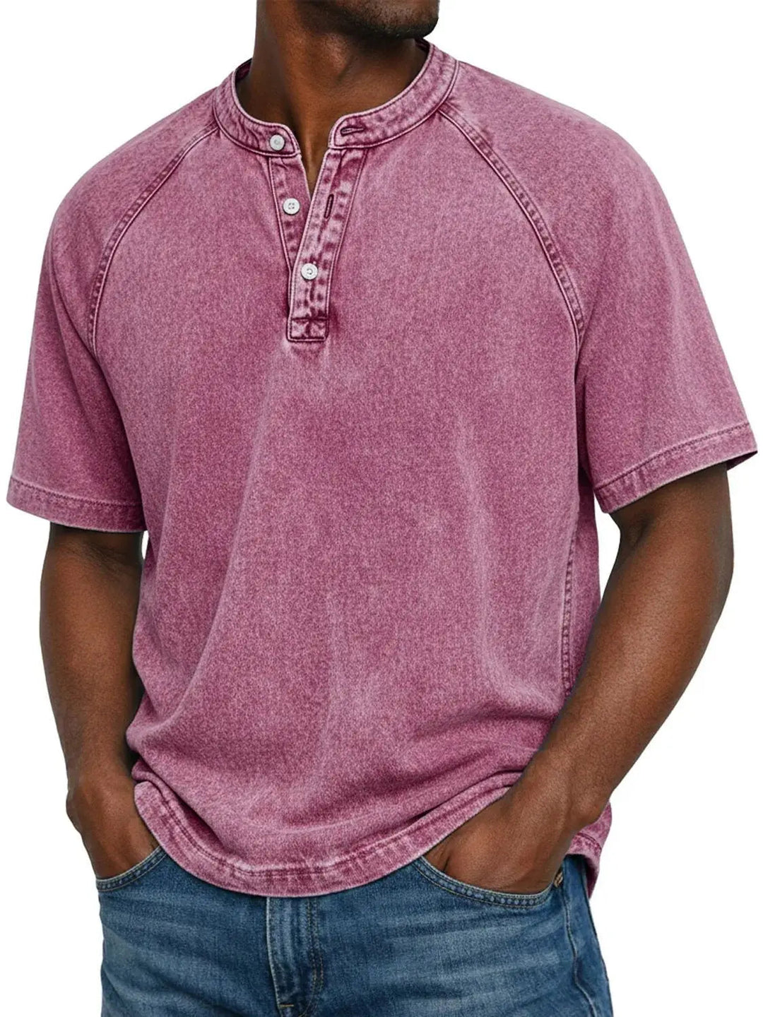 Texture du T-shirt Henley homme, doux et respirant. Manches courtes et col boutonné, confort d'été.