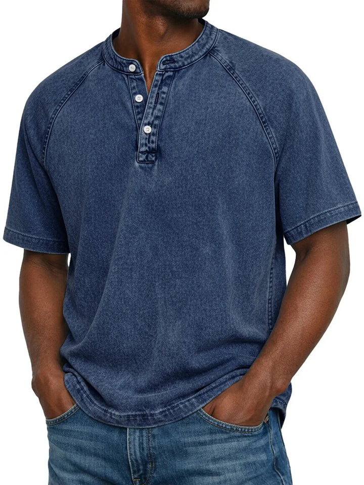 T-shirt Henley homme décontracté, manches courtes. Col boutonné, look moderne et polyvalent pour l'été.