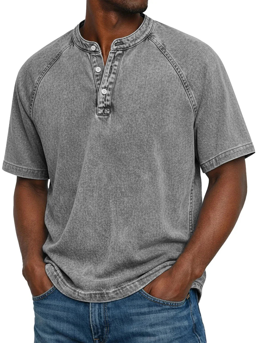 T-shirt Henley homme casual avec un jean. Manches courtes, col boutonné, style moderne pour l'été.