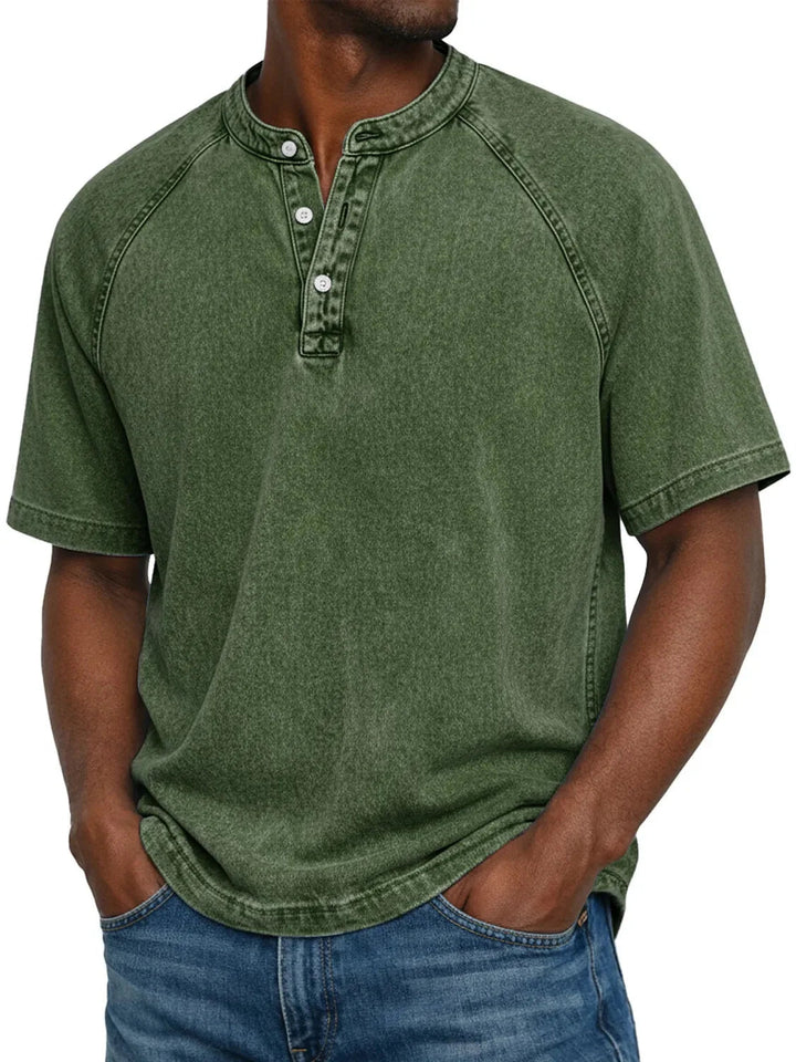 T-shirt Henley homme facile à porter, manches courtes. Col boutonné, confort et style décontracté d'été.