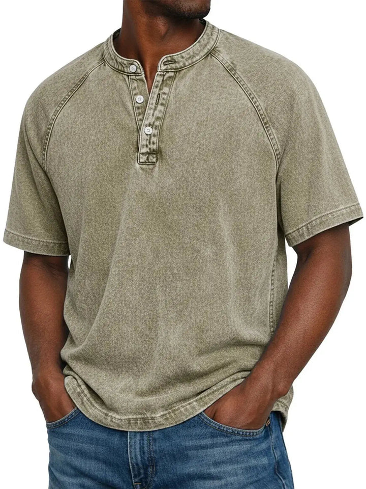 T-shirt Henley homme en coton doux, manches courtes. Col boutonné, parfait pour un confort casual estival.