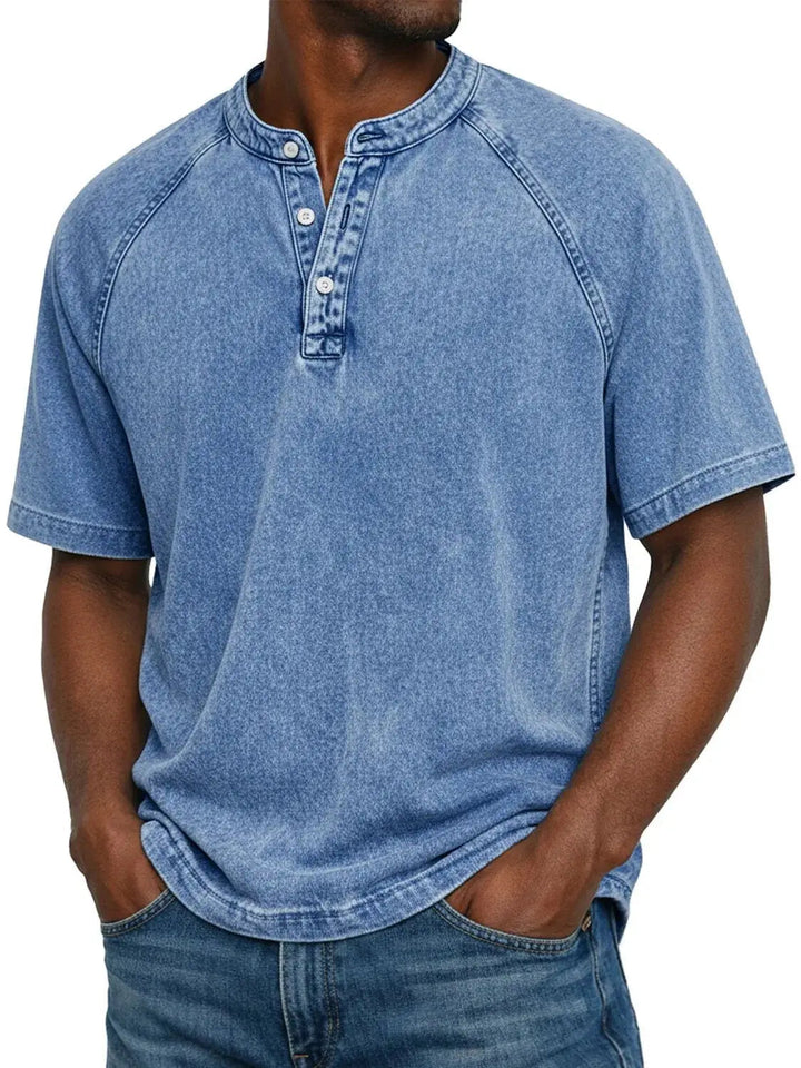 T-shirt Henley homme polyvalent, manches courtes. Col boutonné. Idéal pour un look décontracté moderne.
