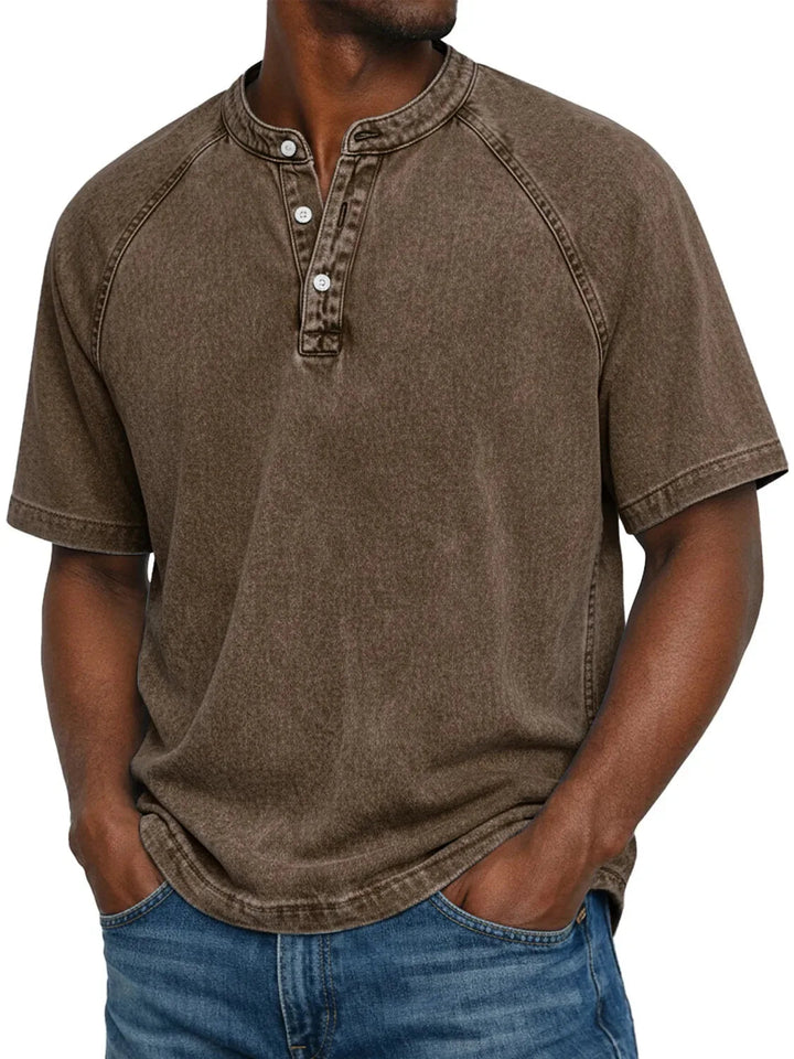 T-shirt Henley homme décontracté, manches courtes et col boutonné. Confort et style moderne pour l'été.