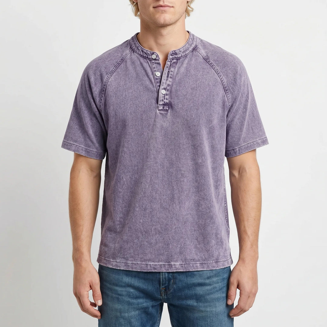 T-shirt Henley homme moderne à col boutonné. Idéal pour un look casual d'été, très polyvalent.