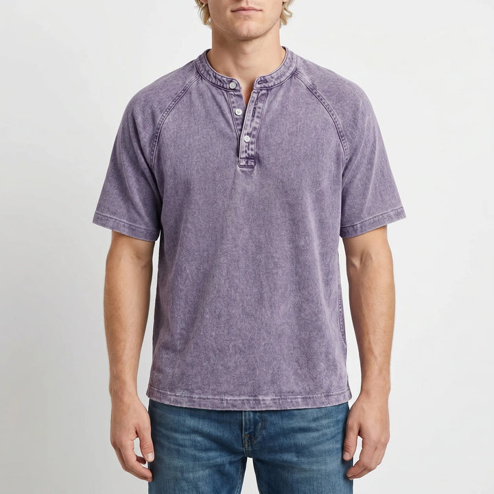 T-shirt Henley homme moderne à col boutonné. Idéal pour un look casual d'été, très polyvalent.