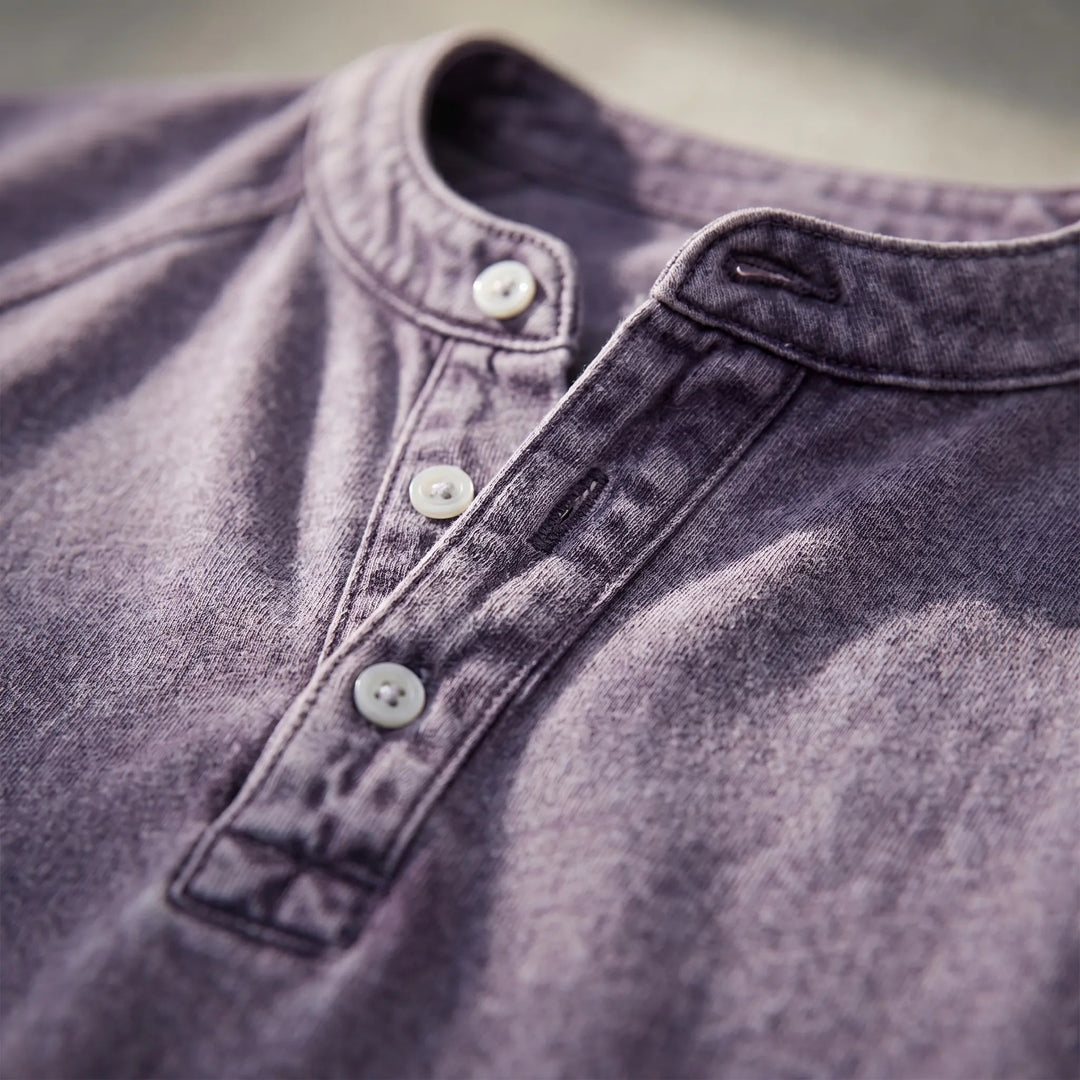 Vue de face du T-shirt Henley homme, manches courtes, col boutonné. Style casual parfait pour l'été.