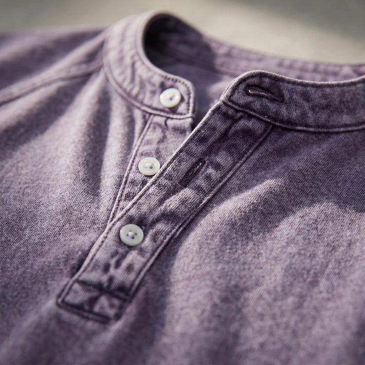Vue de face du T-shirt Henley homme, manches courtes, col boutonné. Style casual parfait pour l'été.