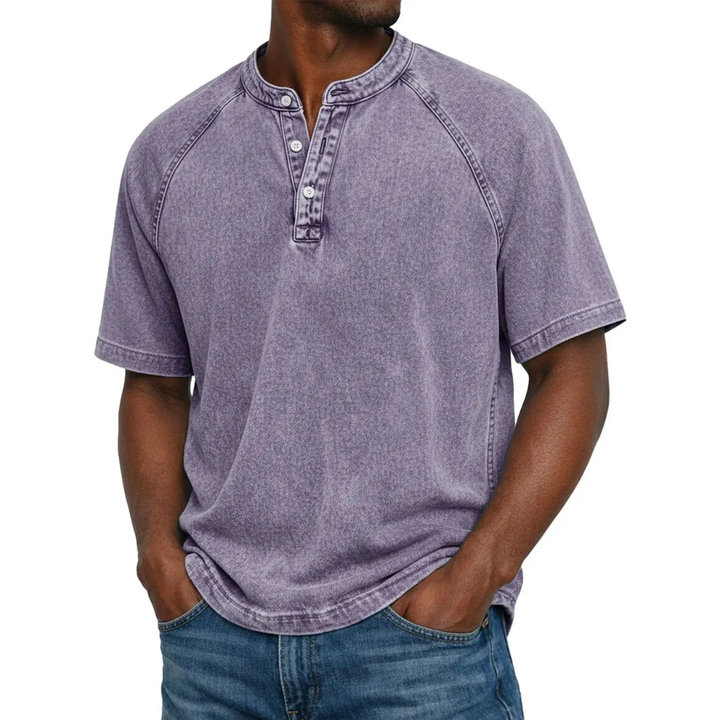 Gros plan sur le col boutonné du T-shirt Henley homme. Détail élégant et décontracté.