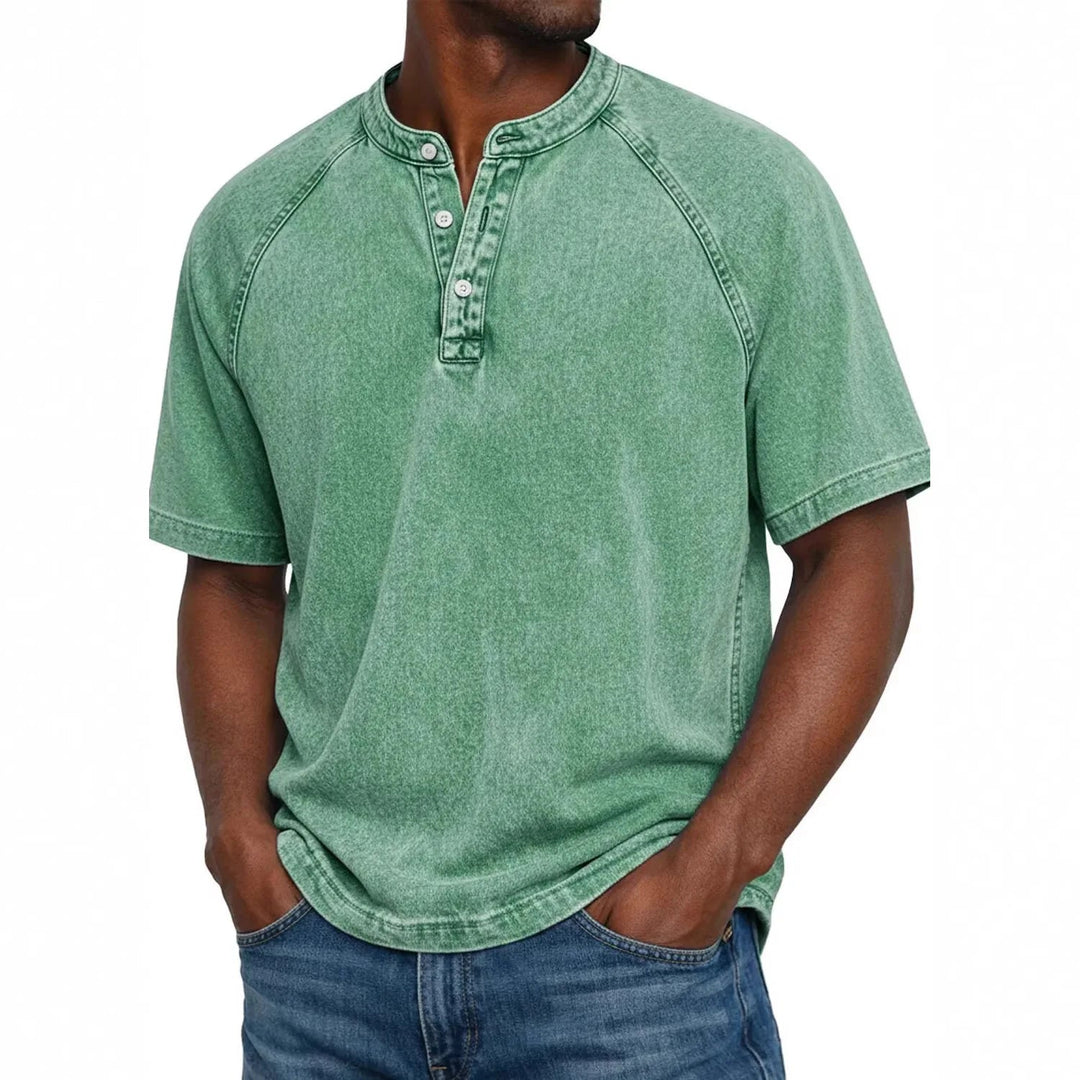 Homme portant un T-shirt Henley manches courtes. Look décontracté et confortable pour l'été.
