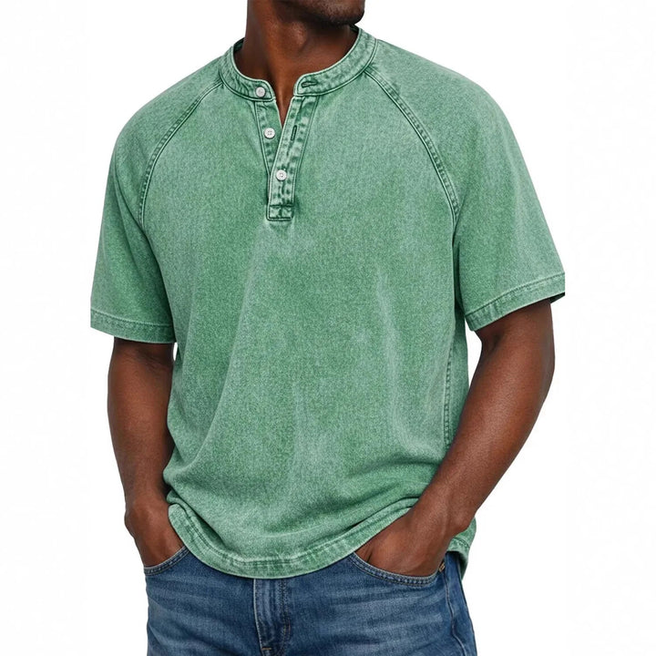 Homme portant un T-shirt Henley manches courtes. Look décontracté et confortable pour l'été.