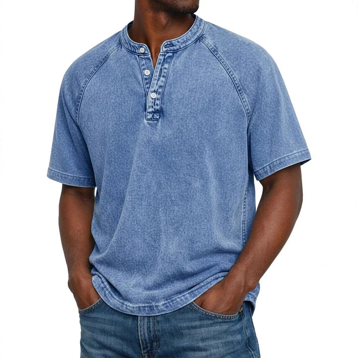 T-shirt Henley homme décontracté, manches courtes. Tissu doux et col boutonné pour l'été moderne.