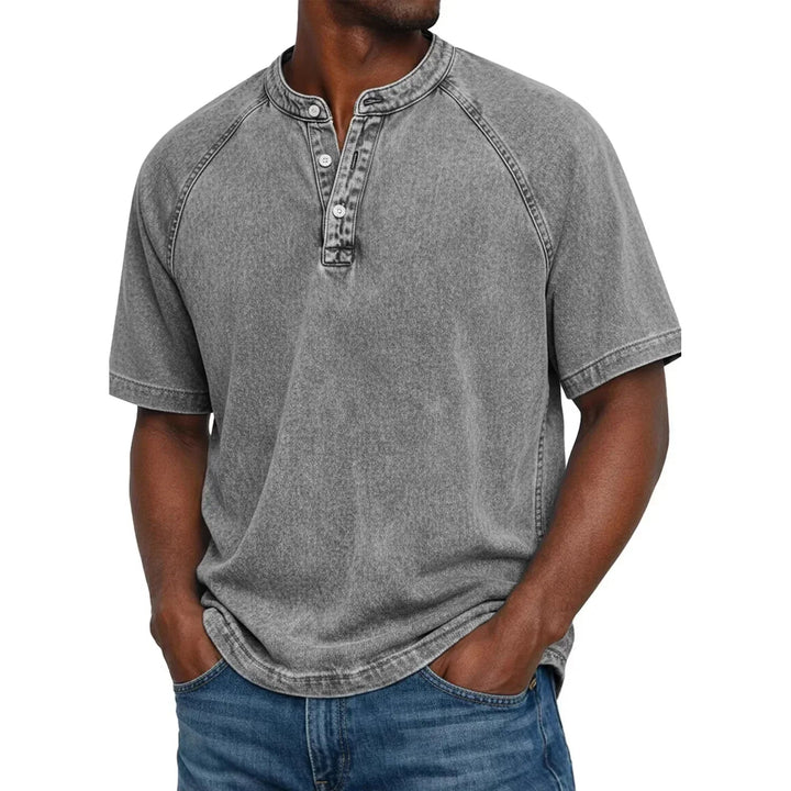T-shirt Henley homme moderne, coupe confortable. Manches courtes et col boutonné, style casual.