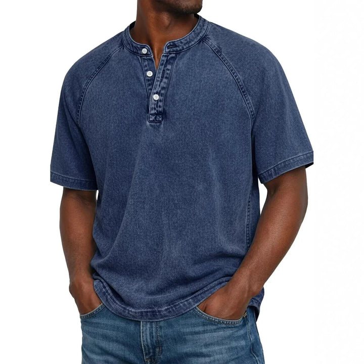 T-shirt Henley homme léger à manches courtes. Col boutonné, parfait pour le confort estival décontracté.