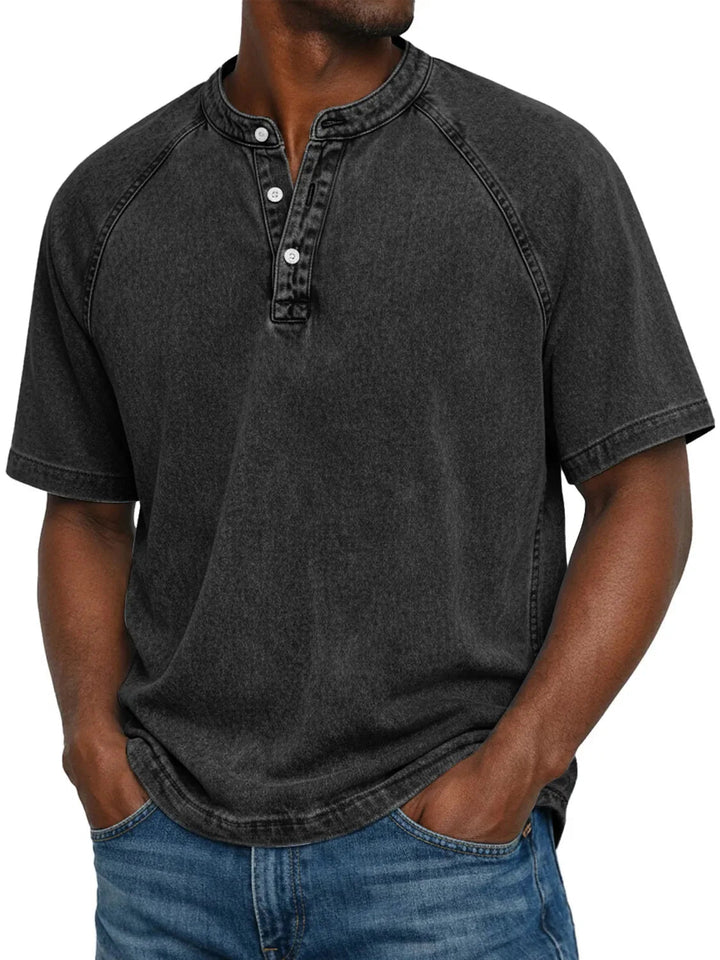 T-shirt Henley homme à manches courtes, coupe décontractée. Col boutonné, style moderne et confortable.