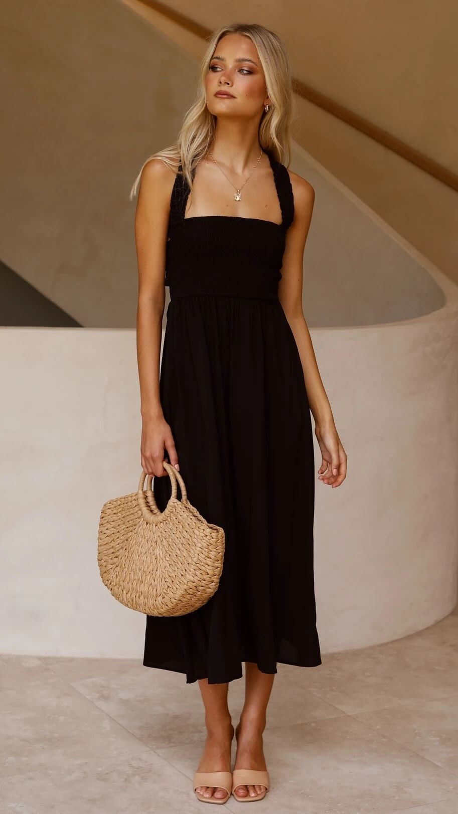 Robe maxi de soirée AURORA pour femme, élégante et longue. Parfaite pour les événements printaniers et estivaux chics.