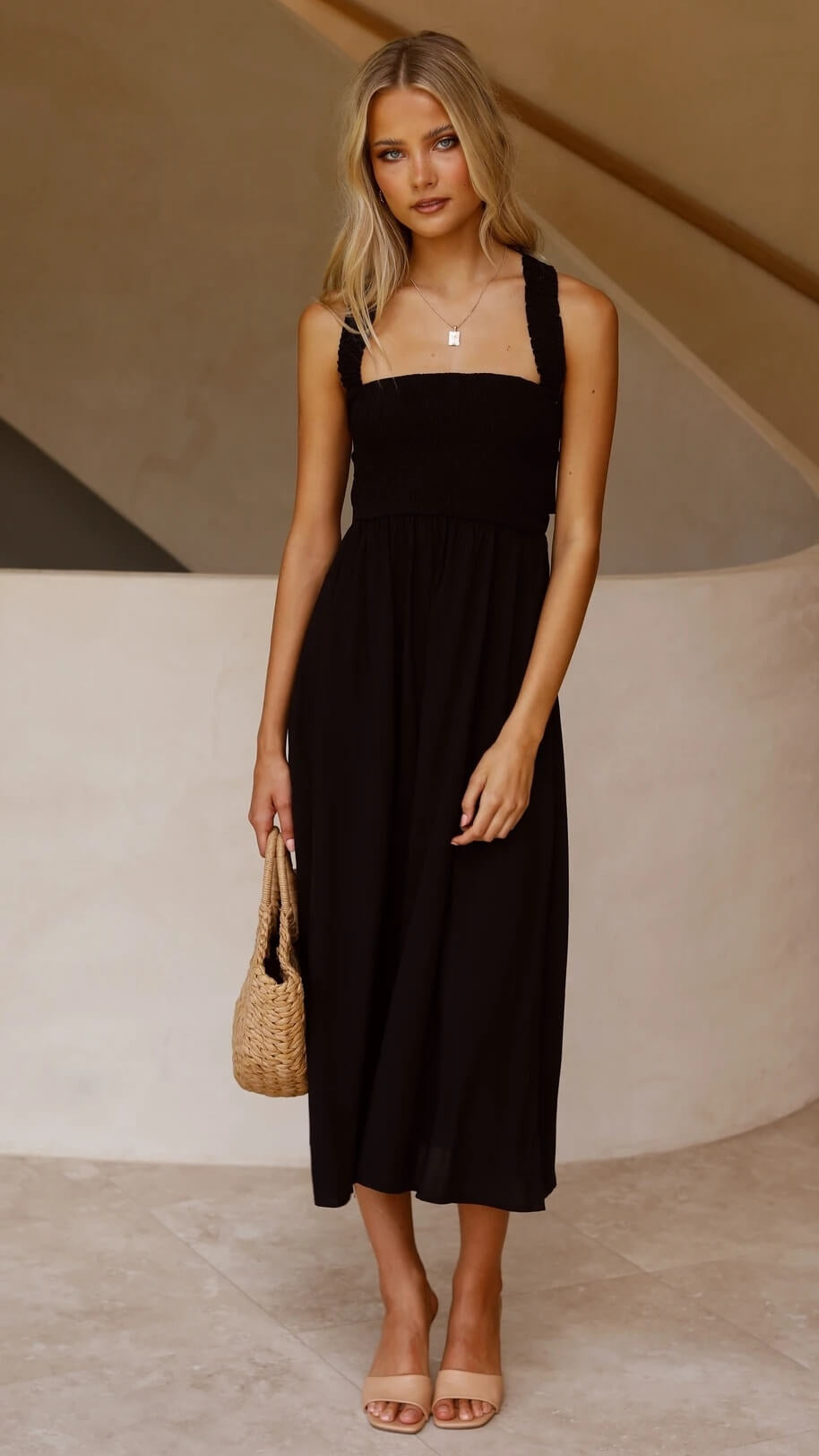 Robe maxi intemporelle AURORA femme, élégante du jour à la nuit. Parfaite pour le printemps/été, chic ou casual.