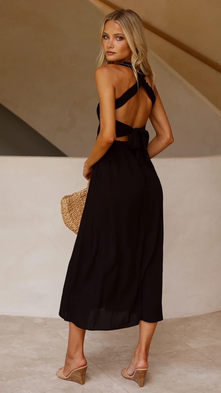 Robe maxi AURORA, un essentiel élégant pour femme. Style intemporel et polyvalent pour soirées ou sorties casual.
