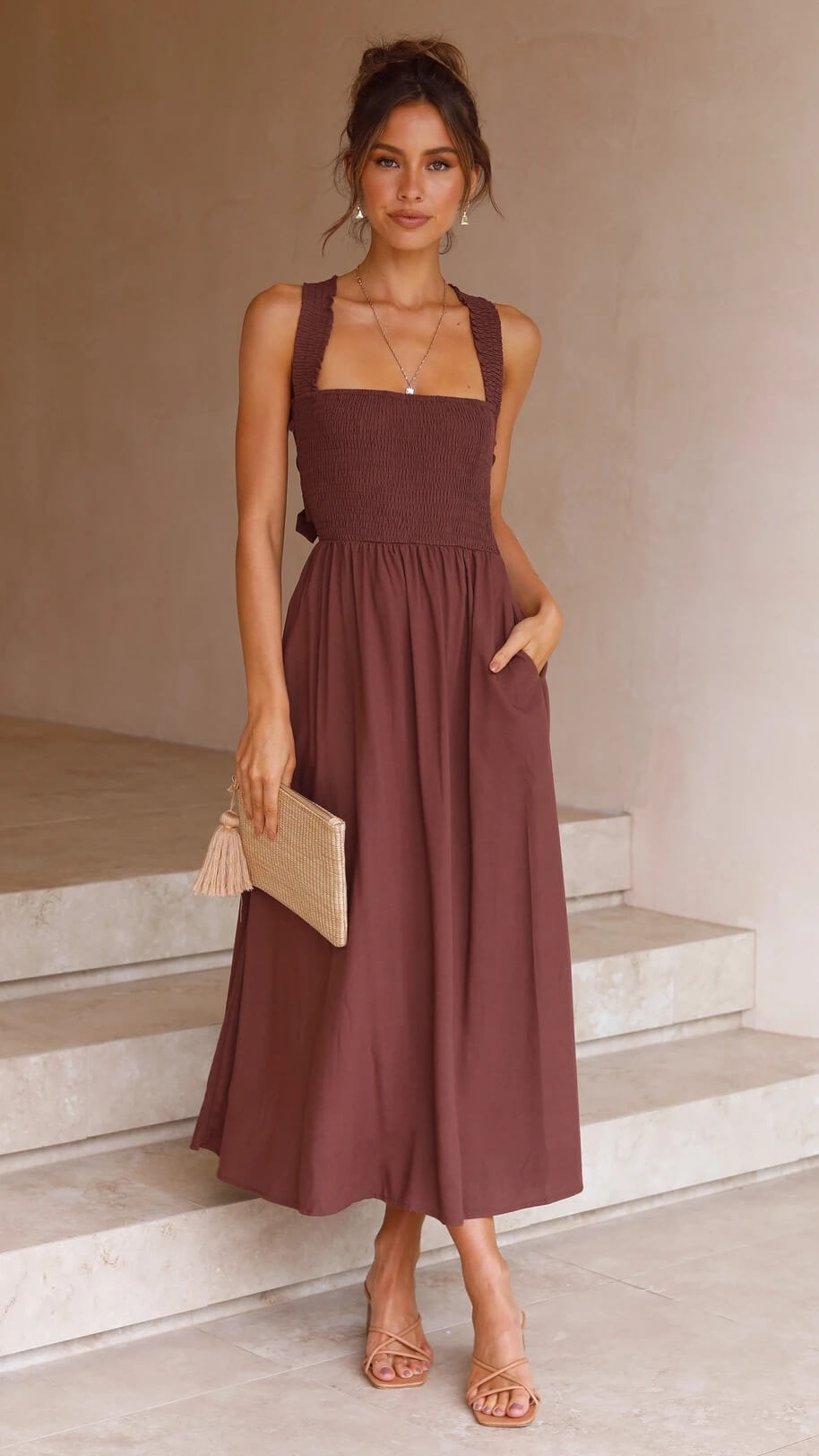 Robe maxi élégante AURORA pour femme, parfaite soirée ou événement chic. Style intemporel et confortable.