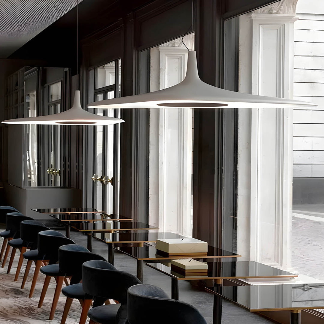 Lustre TIPI LED illuminant un salon moderne. Éclairage design, plafonnier contemporain pour la décoration intérieure.