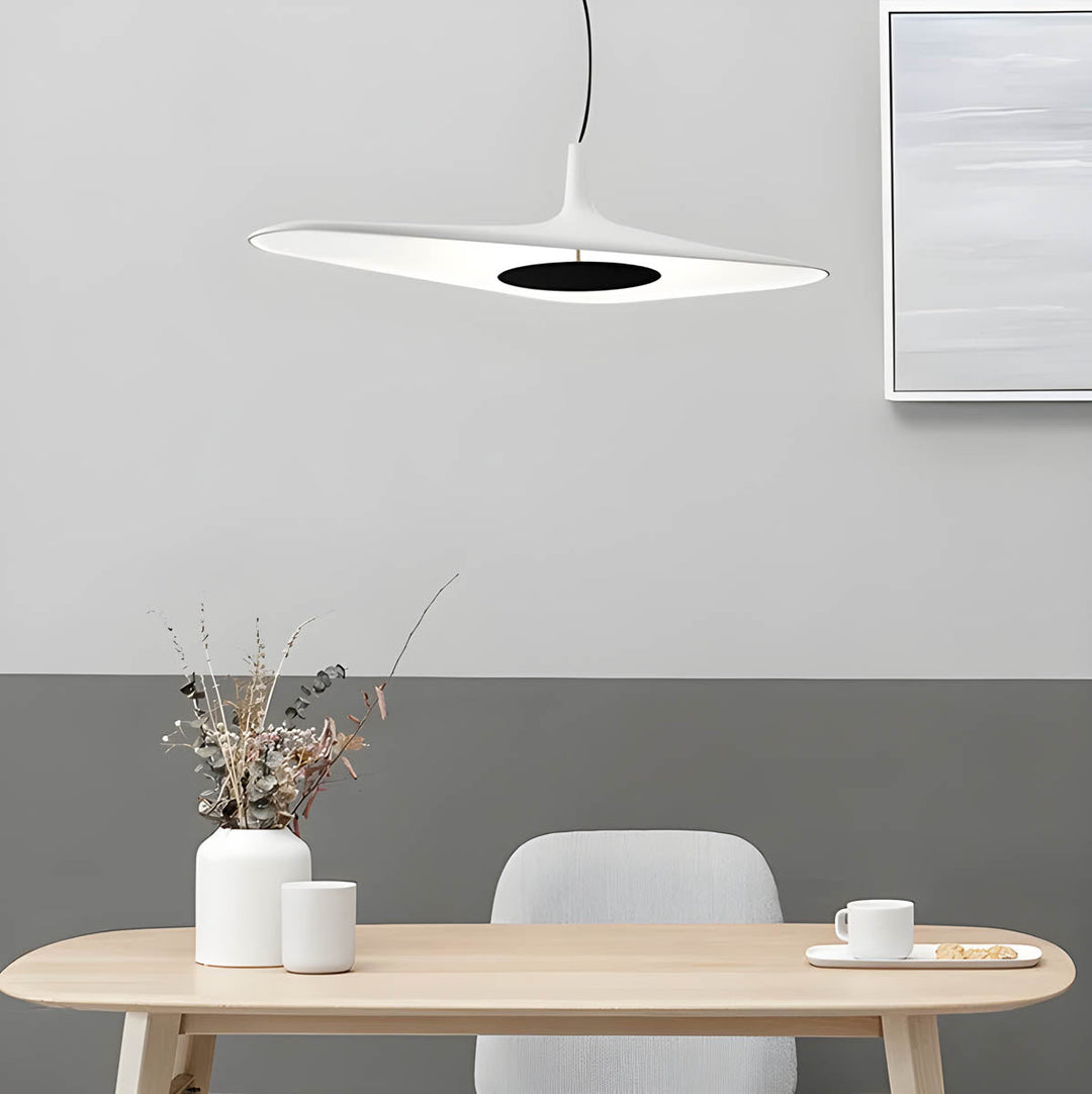 Lustre TIPI, suspension contemporaine exclusive. Luminaire design et moderne pour une maison unique.