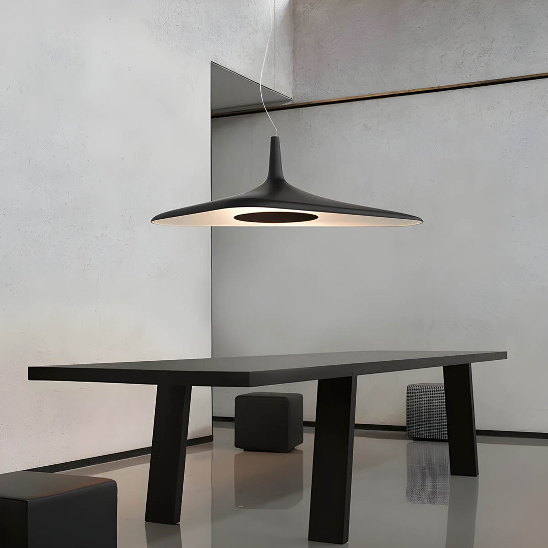 Suspension luminaire TIPI contemporain au-dessus d'une table de salle à manger. Ambiance chaleureuse et stylée.