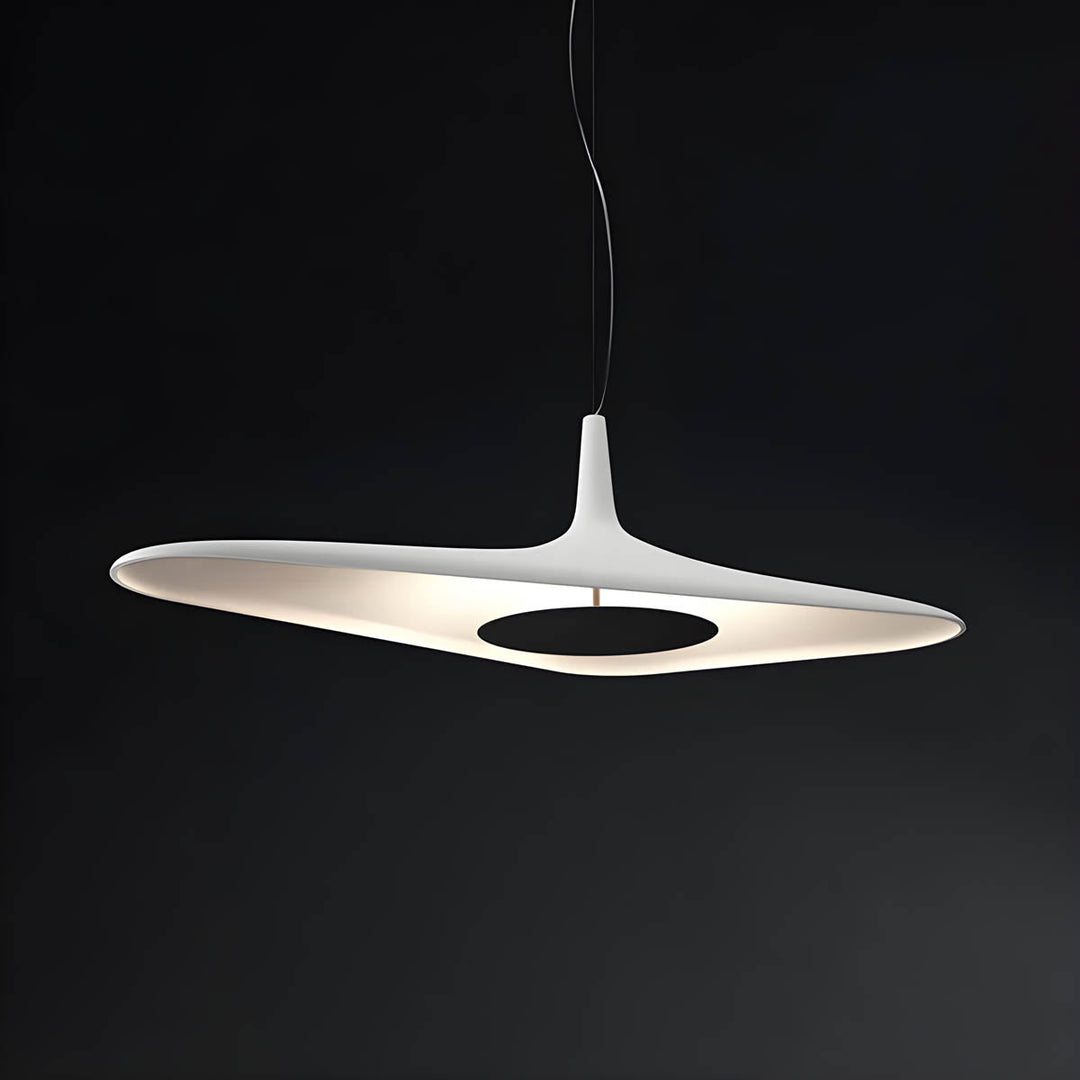 Lustre TIPI contemporain s'intégrant à une décoration moderne. Suspension design, rehausse l'esthétique intérieure.