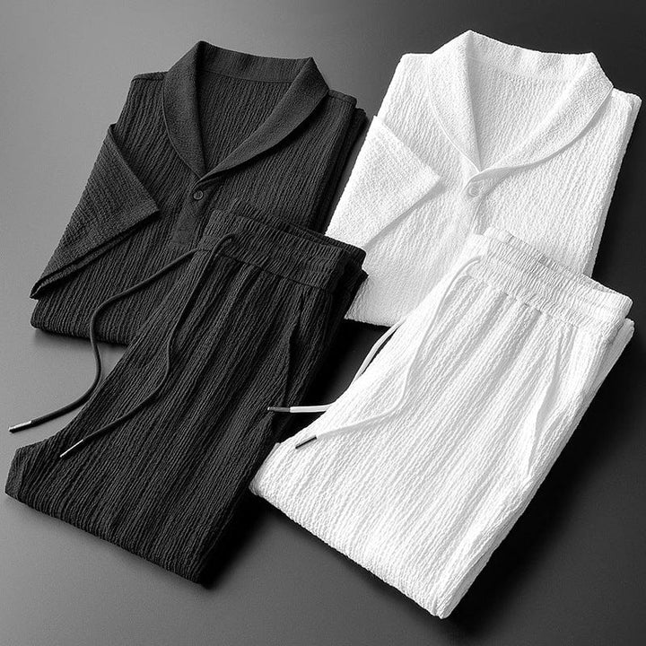Ensemble homme noir chic, chemise respirante et short décontracté. Confort et mode pour l'été et les vacances.