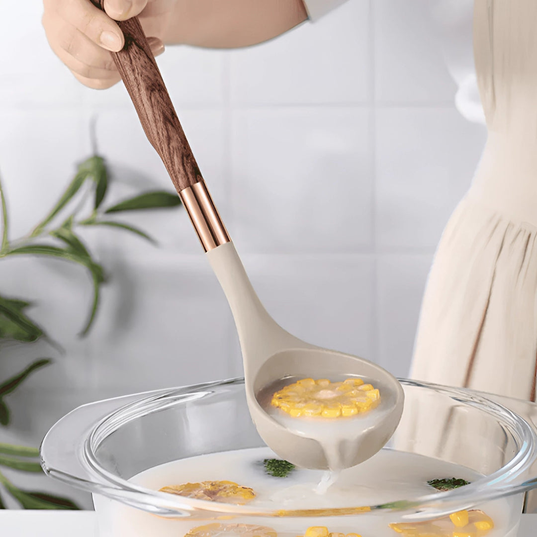 Chef utilisant des ustensiles de cuisine en silicone élégants pour remuer une préparation; outils de cuisson essentiels.