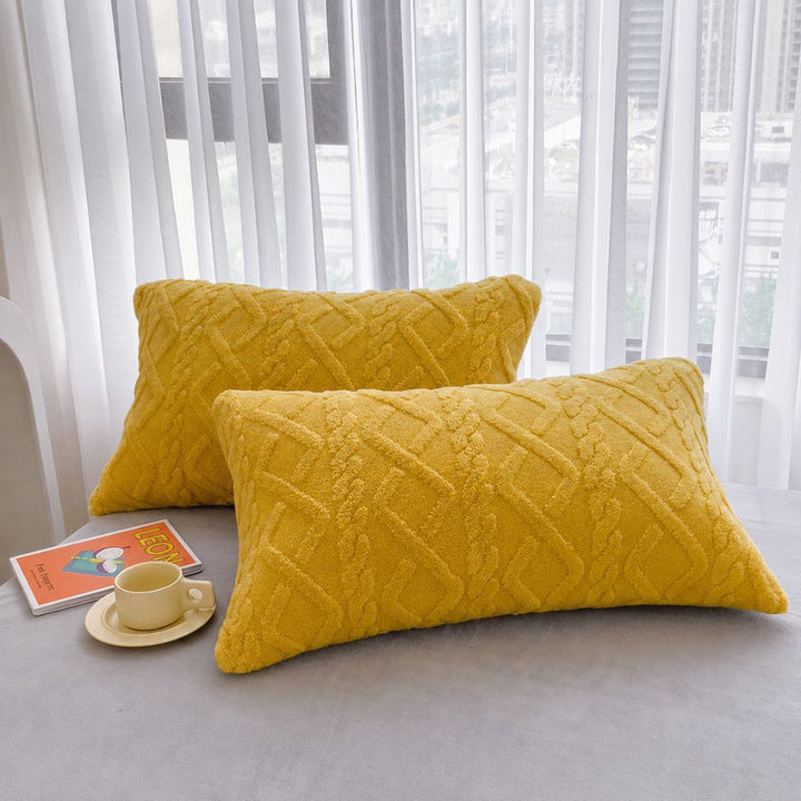 Taies d'oreiller ultra douces réversibles, assurent un confort nocturne et embellissent le lit.